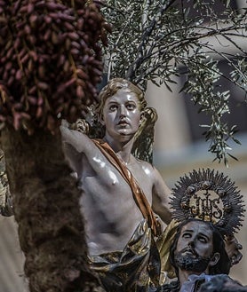 Imagen secundaria 2 - En al foto superior, el paso procesional de los Azotes, en las calles de Murcia. A la izquierda, la procesión de los Salzillos. A la derecha, la Oración en el Huerto.