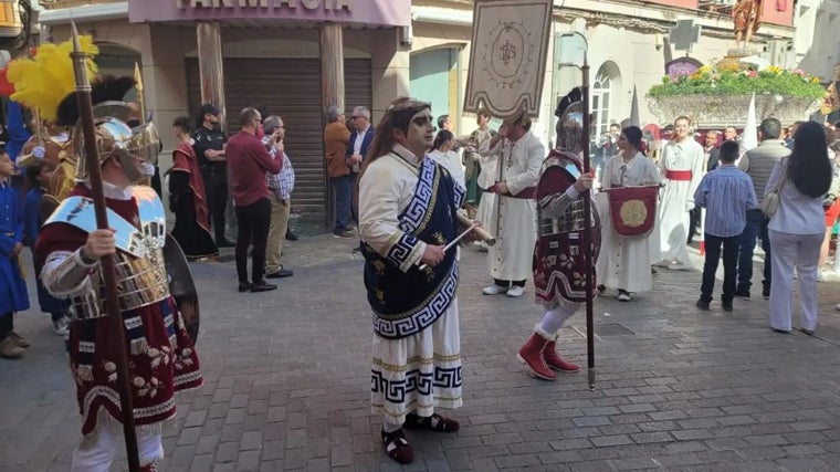 En Puente Genil la Semana Santa termina por todo lo alto con un curioso desfile el Domingo de Resurrección