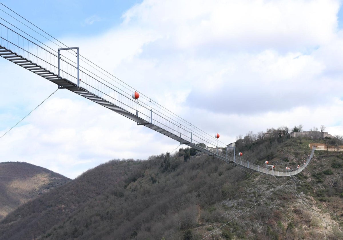 Así es el nuevo puente tibetano más alto de Europa: 175 m hasta el suelo