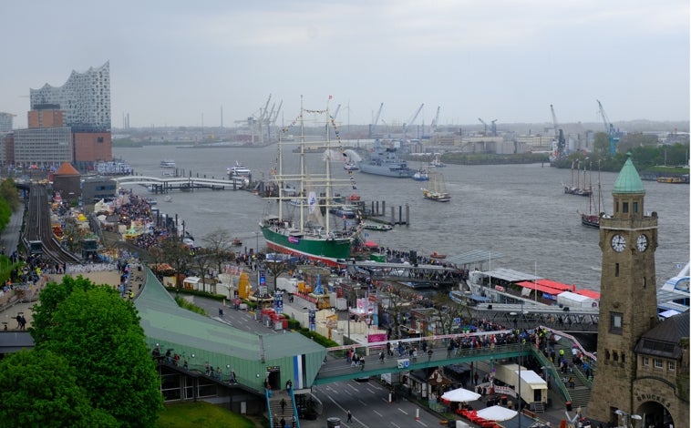 Imagen principal - Cada año, el puerto de Hamburgo celebra su fundación con una gran fiesta, que en esta ocasión ofrece un nutrido programa a partir del 9 de mayo.