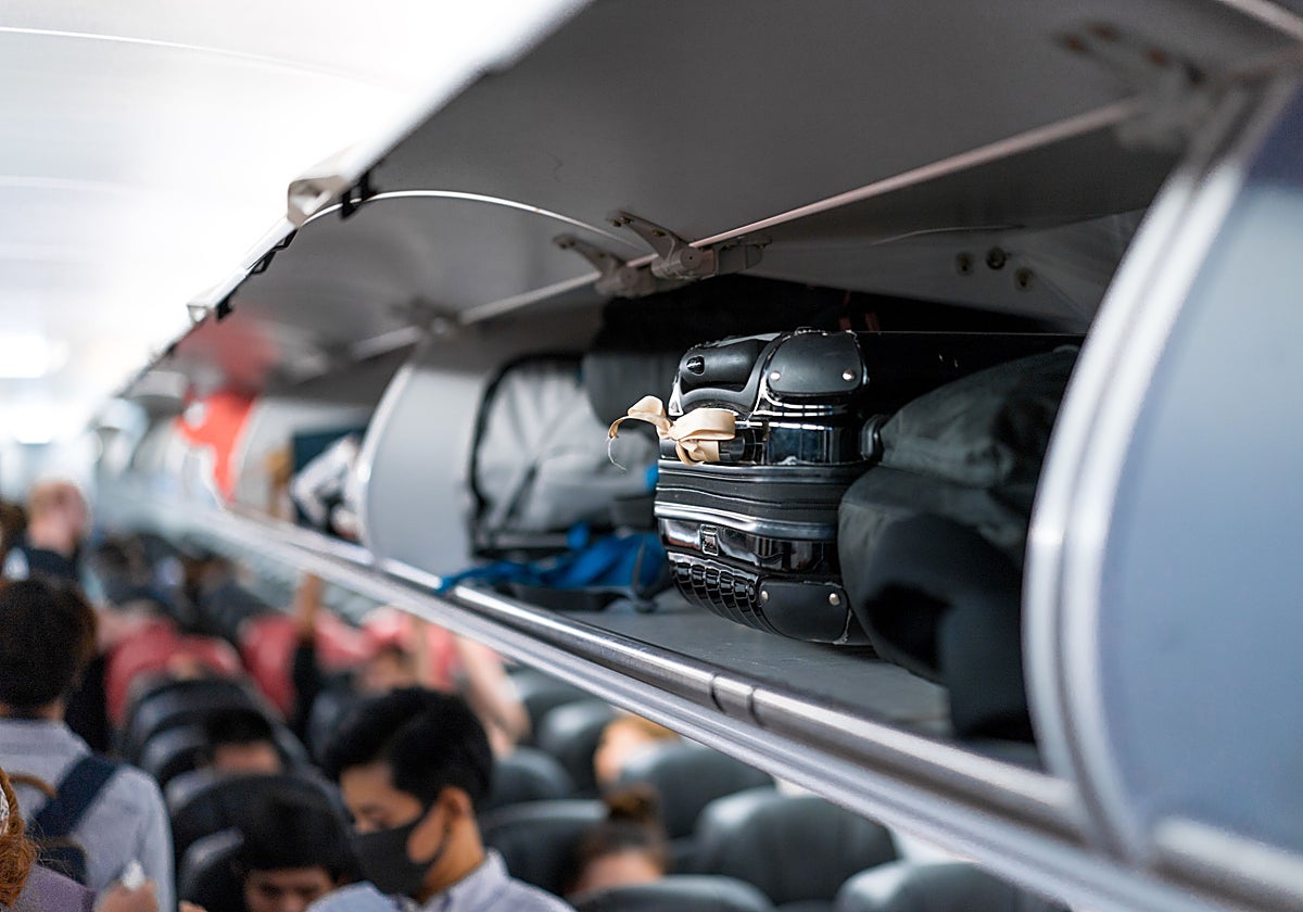 Equipaje de mano en la cabina de un avión
