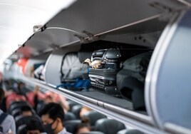 La diferencia entre mochila y 'trolley' en los aviones: qué cobran las aerolíneas