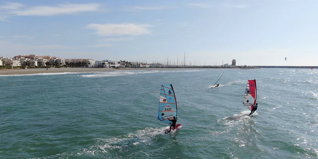 Estas son las playas donde encontrar las olas perfectas para hacer surf en Almería