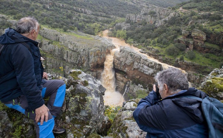 Imagen principal - Diferentes vistas de la cascada de la Cimbarra, que forma un encajonamiento del río Guarrizas dando lugar a una sucesión de cascadas. A la derecha, las pinturas rupestres de Prado del Azogue