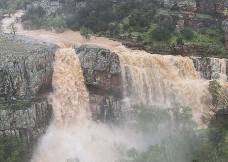 Imagen secundaria 1 - Diferentes vistas de la cascada de la Cimbarra, que forma un encajonamiento del río Guarrizas dando lugar a una sucesión de cascadas. A la derecha, las pinturas rupestres de Prado del Azogue