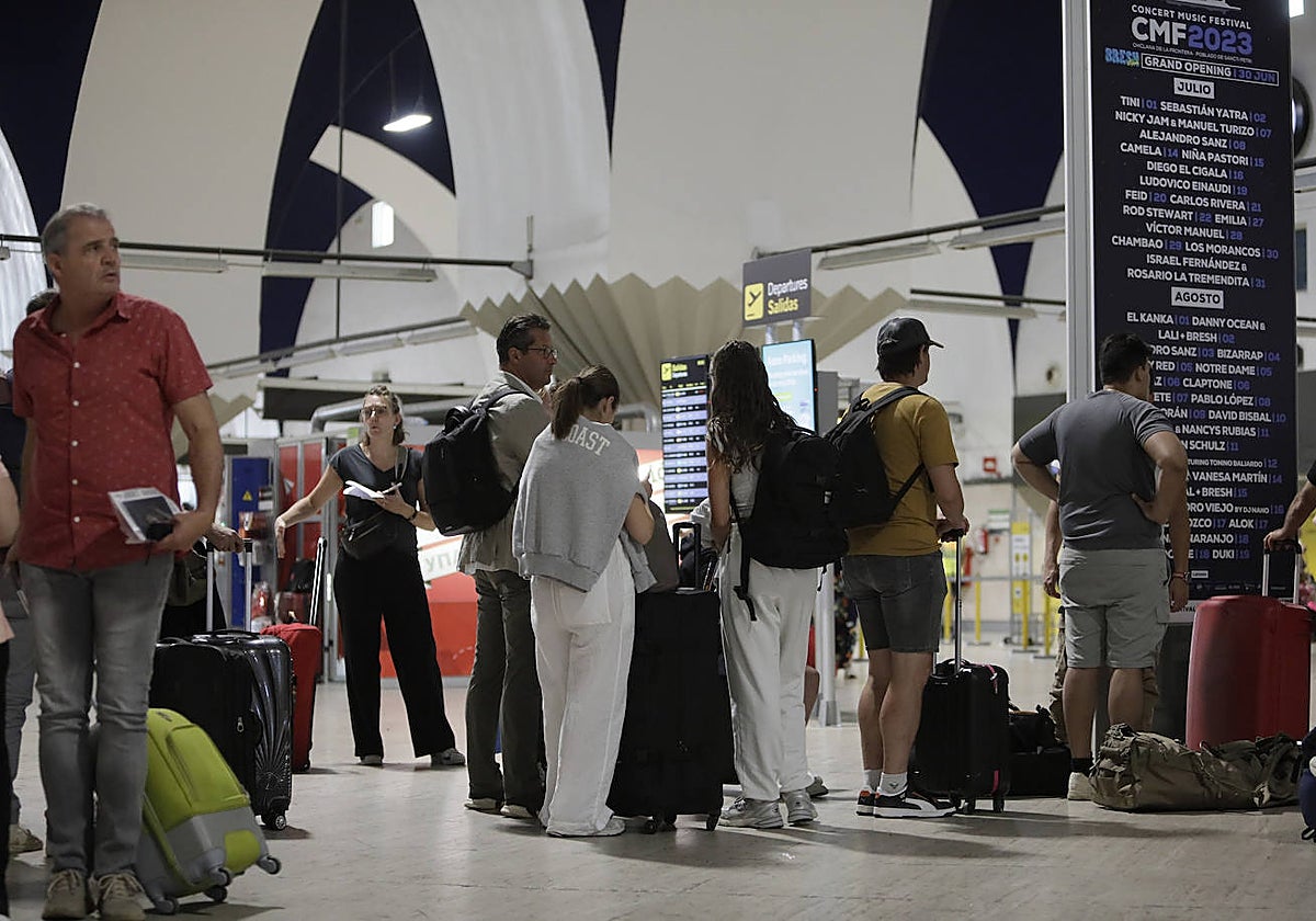 Viajeros esperan su vuelo en el aeropuerto de Sevilla