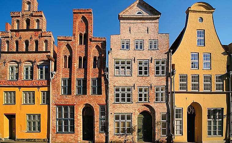 Imagen principal - La ciudad de Lübeck es una cita ineludible de un viaje al norte de Alemania porque guarda el encanto medieval de cuando fue capital del comercio europeo liderado por la Liga Hanseática. Sobre estas líneas, las típicas hamacas de esta costa en Travemünde. A la derecha, la vivienda-museo de Günter Grass. 