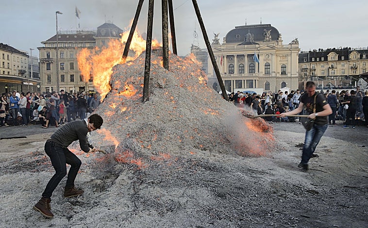 Imagen principal - Un tiempo de combustión de entre 5 y 12 minutos significa un verano cálido y soleado. Cualquier valor superior a eso predice, en teoría, un verano lluvioso.