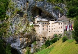 El castillo de Predjama, en la entrada de la cueva, cerca de la ciudad de Postojna, en Eslovenia