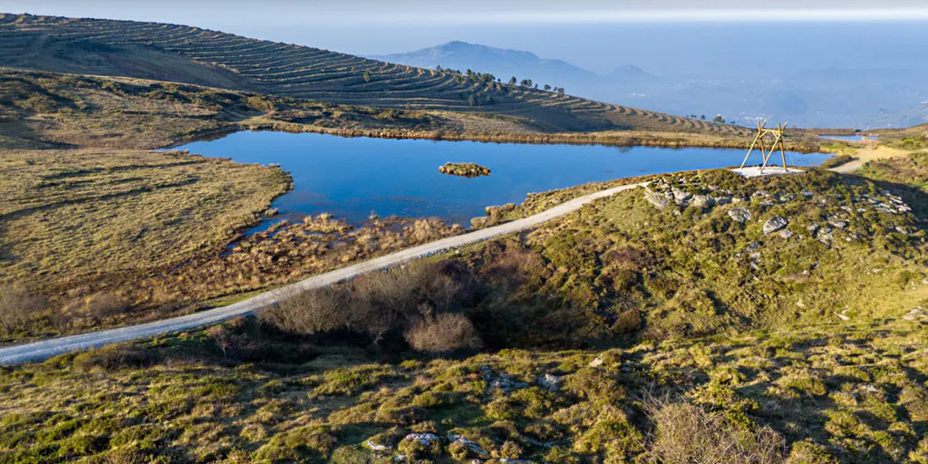 Un banco y un columpio gigantes cambian la forma de ver este valle de Cantabria