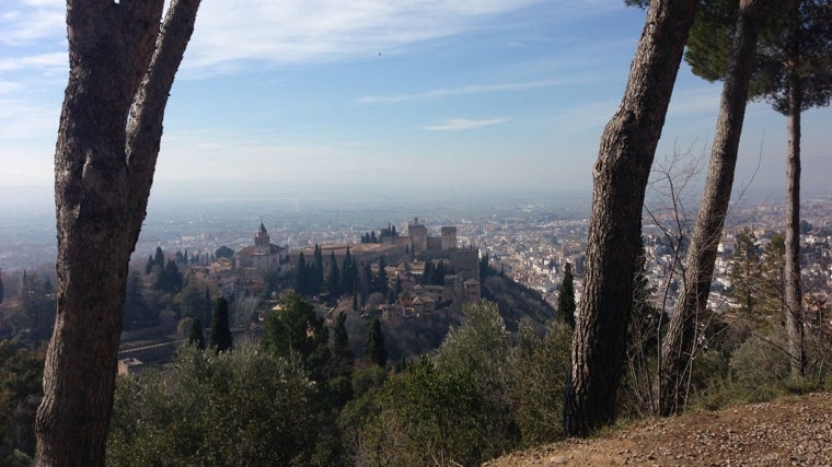 La Alhambra es un lugar único que hay que observar con respeto y admiración