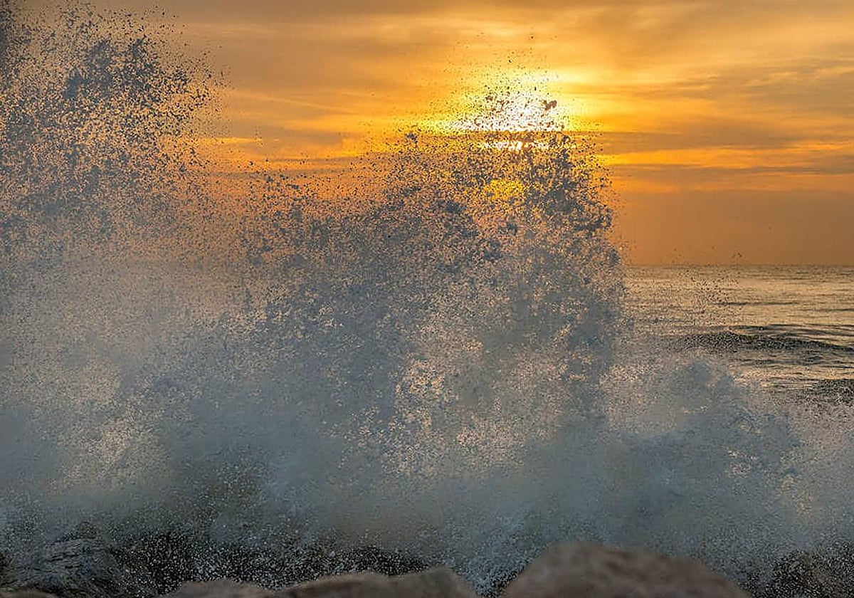 Amanecer desde una playa de Málaga