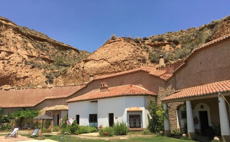 Imagen principal - Exterior de una de las cuevas de Almagruz, cavada en la montaña, en la localidad de Purullana, Granada