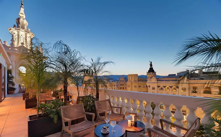 Imagen principal - Terraza en la azotea del Hotel H10 Palacio de Colomera, de cuatro estrellas, en Córdoba