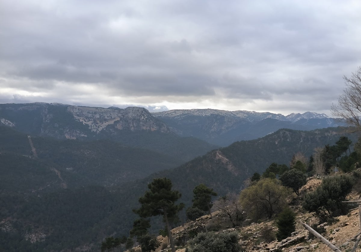 Desde el mirador del Puerto de Las Palomas de Burunchel es posible contemplar bonitos paisajes del Parque Natural