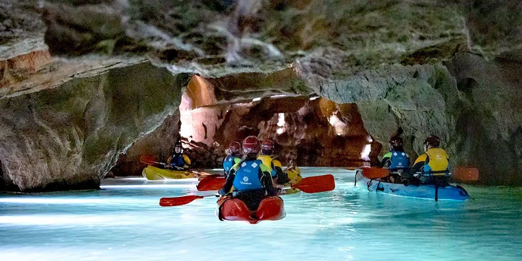 En kayak por el río subterráneo y navegable más asombroso de España
