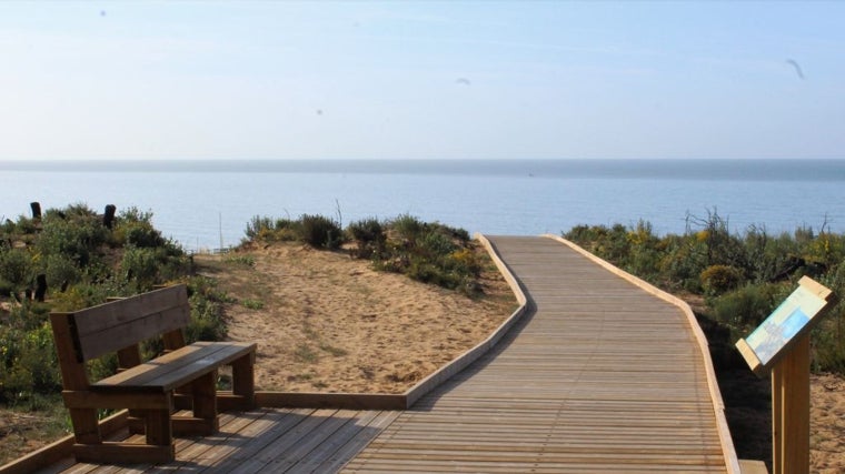 A la playa de Cuesta Manelli se accede a través de una bonita pasarela que atraviesa interesantes parajes naturales