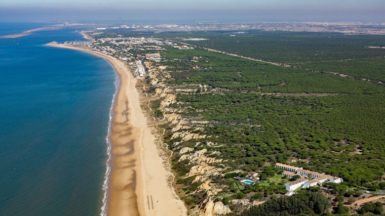 Espectacular vista área de la zona de la playa del Parador de Mazagón, una de las joyas de la costa de Huelva