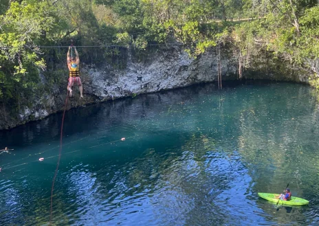 Imagen secundaria 1 - En la foto superior, El Aserradero, una playa virgen en Las Galeras. Sobre estas líneas, una tirolina de vértigo, a 40 m de altura, en la Laguna Dudú