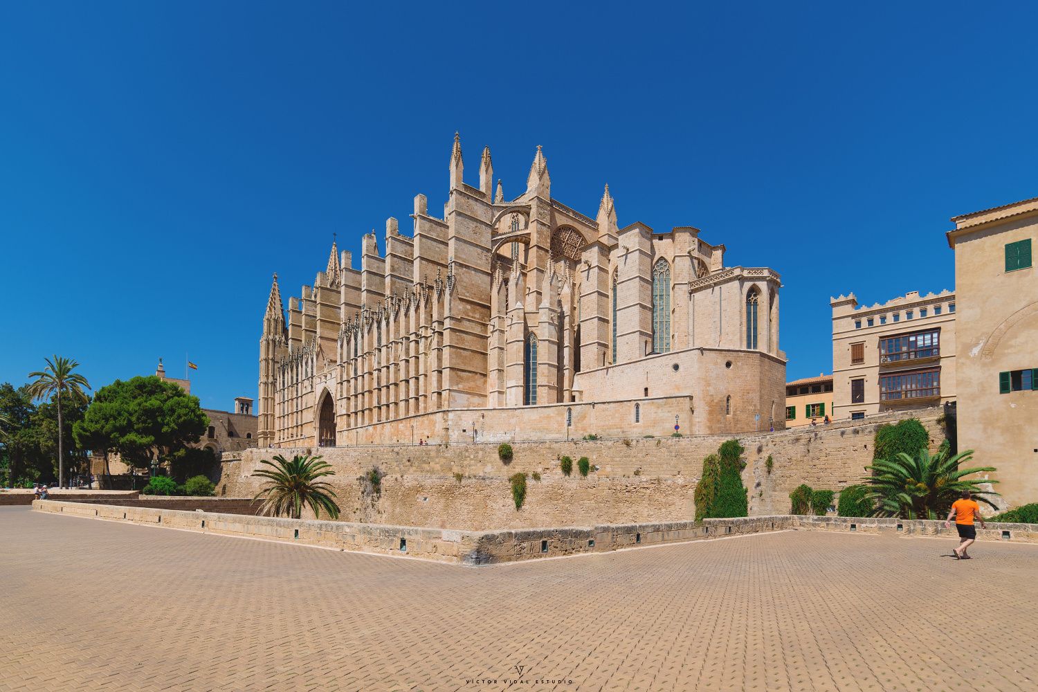La catedral de la luz, a orillas del mar, está considerado como uno de los más espectaculares ejemplos del gótico mediterráneo. Esta obra maestra, construida entre los siglos XIII y XVI, es un símbolo de la ciudad y alberga tesoros artísticos en su interior, ya que cuenta con intervenciones de genios como Gaudí o Miquel Barceló. Sin olvidar el mayor rosetón de estilo gótico del mundo, con más de 1.000 piezas de vidrio o las vistas de la ciudad que pueden apreciarse desde sus afamadas terrazas.