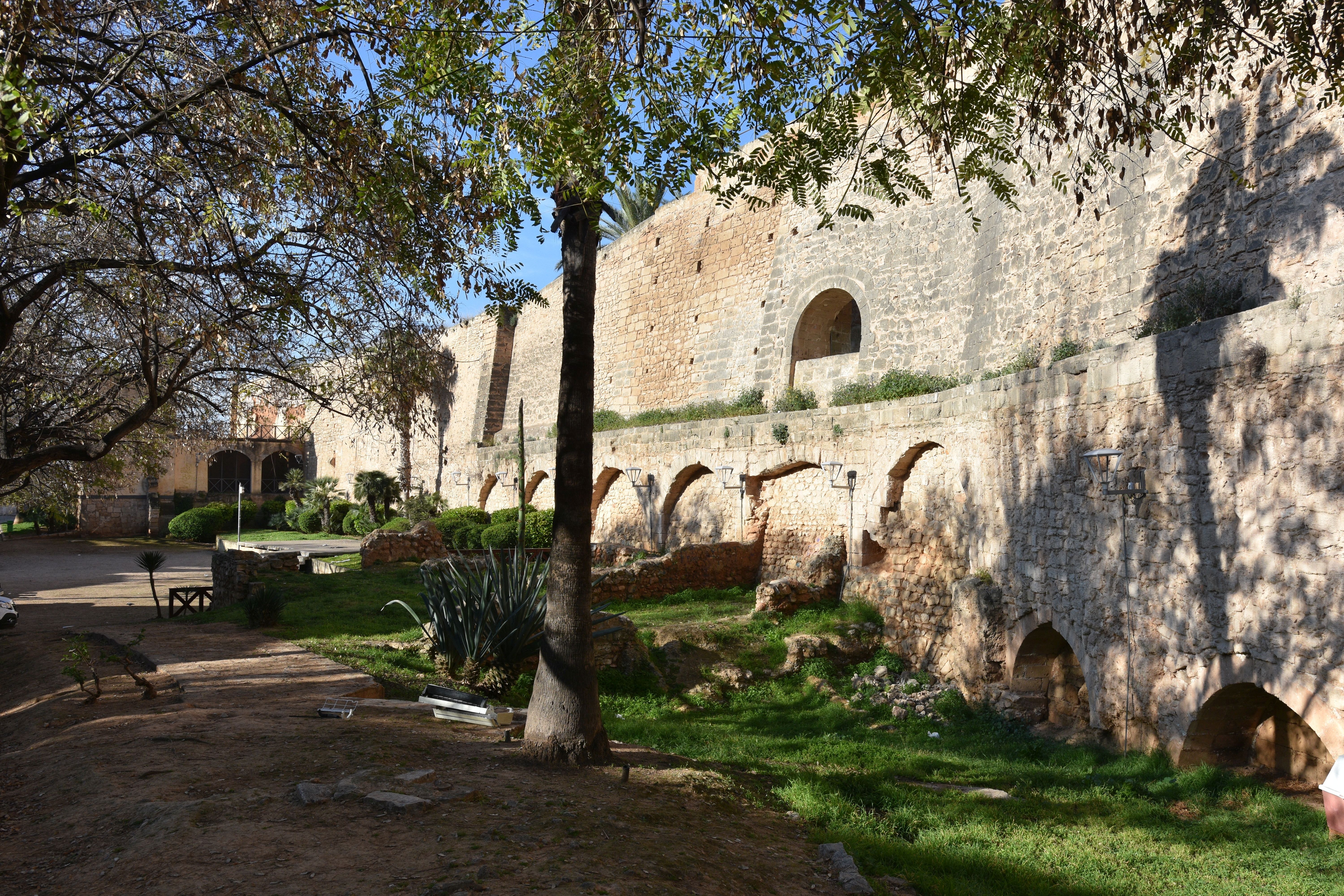 El museo de Es Baluard es un referente del arte moderno y contemporáneo. En sus estancias hay una exposición permanente con cerca de medio millar de obras; además, acoge numerosas muestras temporales y actividades relacionadas con el arte y la cultura. Ubicado en el Baluard de Sant Pere, un bastión que forma parte de la antigua muralla renacentista de Palma, tiene vistas al paseo marítimo y es el lugar donde mejor se observa la muralla. Fundado en 2004, este museo alberga una importante colección de obras de artistas locales e internacionales, como Picasso, Barceló y Tàpies, así como exposiciones temporales que exploran diversas corrientes artísticas y tendencias contemporáneas.