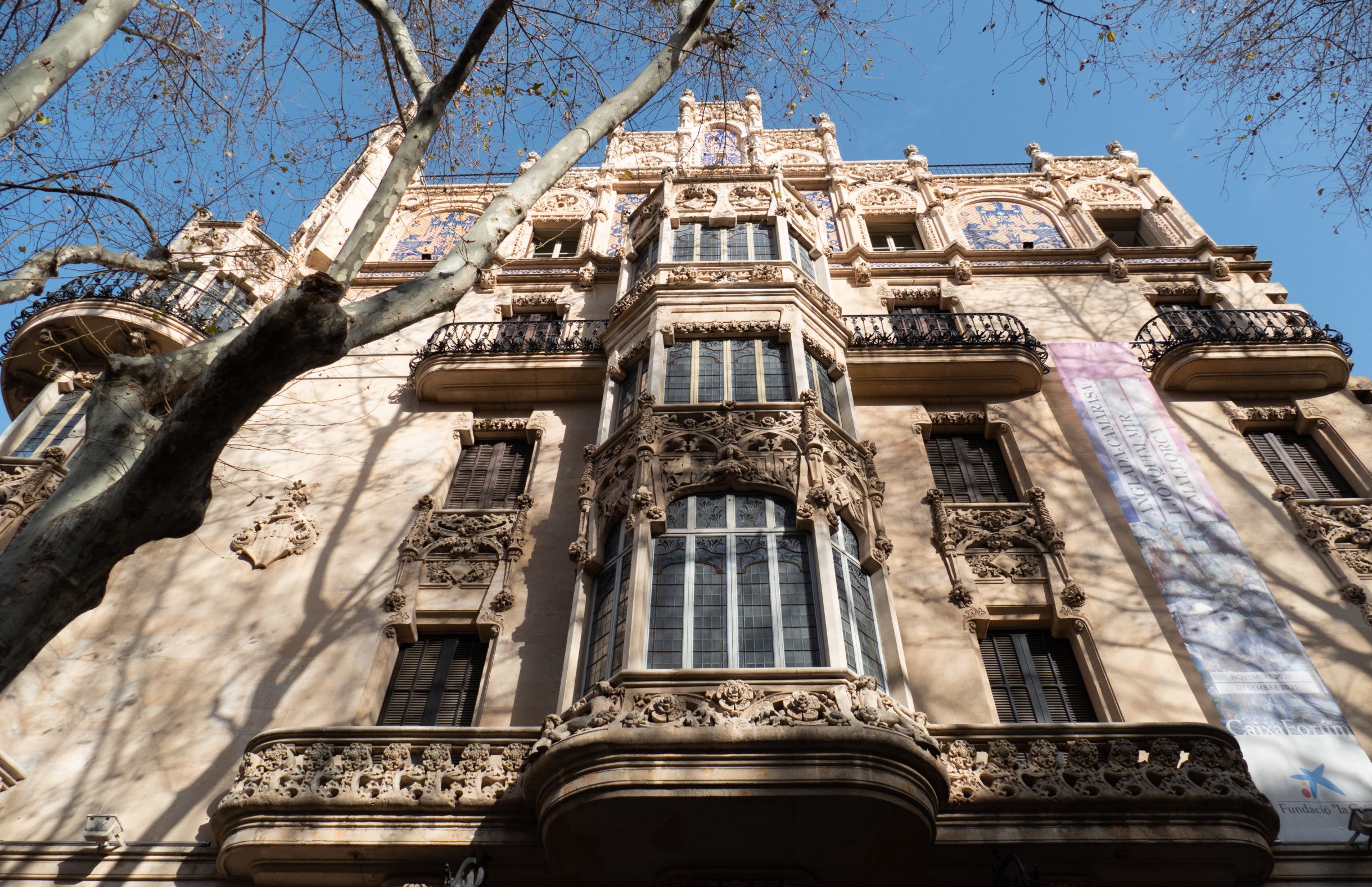 Palma conserva un legado arquitectónico de diversos estilos, entre los que destaca el modernismo, un movimiento que tiró de nuevas formas y colores para romper con el clasicismo imperante a principios del siglo XX. La fachada del Gran Hotel (en la foto), con sus detalles intrincados y su elegancia atemporal, es un testimonio de la grandiosidad y la opulencia de aquella época. Situado en pleno centro de la ciudad, se trata de una de las primeras construcciones modernistas de la ciudad (1903), proyectado por el arquitecto Lluís Domènech i Montaner. Su interior es visitable ya que es la sede actual del CaixaForum de Palma; hasta el 25 de agosto de 2024, contará con la exposición del pintor modernista Hermen Anglada-Camarasa.