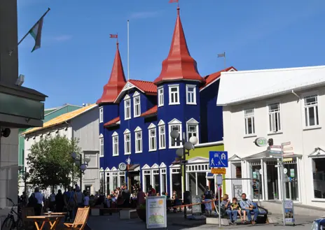 Imagen secundaria 1 - Fotografías de la ciudad de Akureyri con sus casas de colores típicas y la iglesia