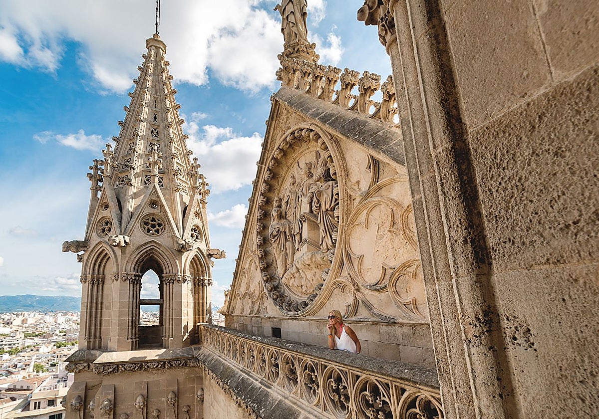 Detalle de las terrazas de la catedral de Palma
