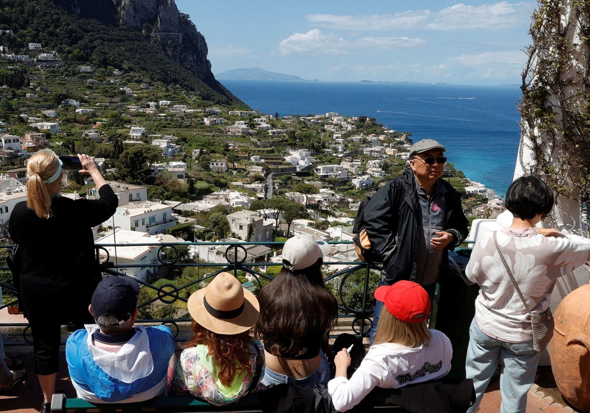 Un grupo de turistas en Capri