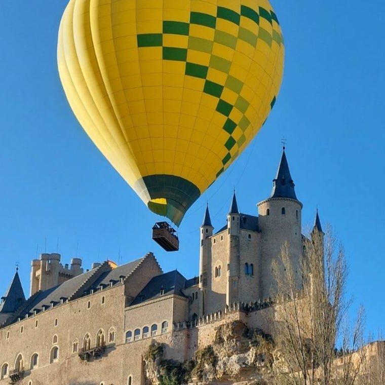 Un globo junto al Alcázar de Segovia