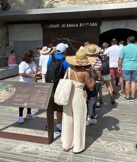 Imagen secundaria 2 - Las vistas sobre la ciudad y la bahía de Alicante desde el castillo de Santa Bárbara son las más espectaculares de la ciudad. Sobre estas líneas, a la derecha, el ascensor que lleva a los turistas hasta la fortaleza 