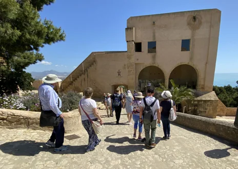 Imagen secundaria 1 - Las vistas sobre la ciudad y la bahía de Alicante desde el castillo de Santa Bárbara son las más espectaculares de la ciudad. Sobre estas líneas, a la derecha, el ascensor que lleva a los turistas hasta la fortaleza 