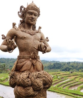 Imagen secundaria 2 - En la foto superior, atardecer en la playa de Pemuteran, en el noroeste de Bali. Debajo, ceremonia en el templo Ulun Danu Bratan («cabeza del lago»). A la derecha, los campos de arroz de Jatiluwih