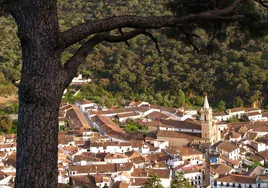 Espléndida vista de la localidad de Linares de la Sierra, uno de los pueblos más encantadores de la provincia de Huelva