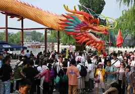 Un dragón gigante en una zona turística de Pekín