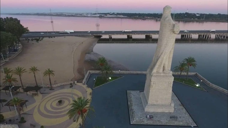 Playa de Punta del Sebo, en Huelva, junto al Monumento a Colón