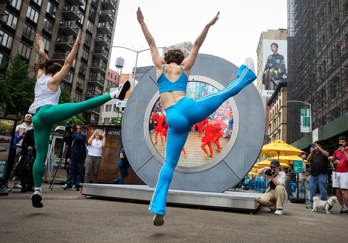 Un 'portal' futurista en la calle une Dublín y Nueva York en directo ...