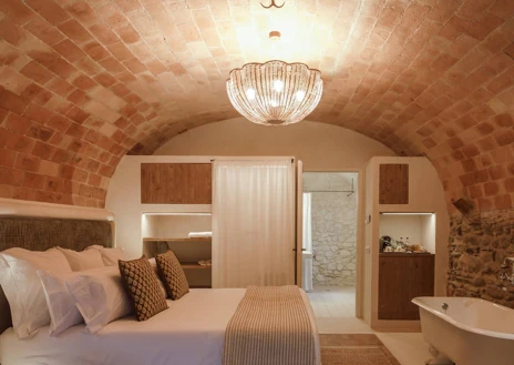 Imagen secundaria 1 - Algunas de las suites del hotel boutique Castell de Vallgornera, en Perelada, en la Costa Brava