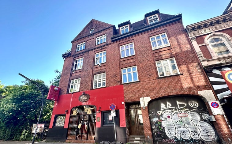 Imagen principal - El Club Indra, donde tocaron por primera vez en público los Beatles. Abajo, Chilehaus, sede del Instituto Cervantes. A la derecha una de las calles de Reeperbahn, la calle del vicio de Hamburgo