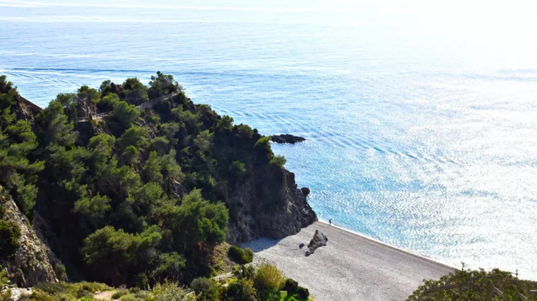 Un paseo por las mejores calas de Nerja: cuáles son y cómo llegar a ellas