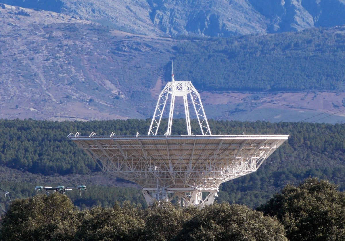 Una de las antenas de la Estación de Comunicaciones por Satélite de Buitrago de lozoya