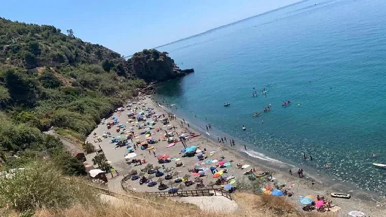 Un paseo por las mejores calas de Nerja: cuáles son y cómo llegar a ellas