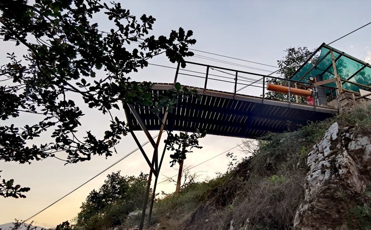 Imagen principal - Tras recorrer Mina Consuelo, la senda prosigue por frondosos bosques autóctonos que nos llevan a través de los antiguos túneles y pasadizos que utilizaban los mineros, hasta alcanzar el Tranvía Aéreo, la Tirolina das Minas