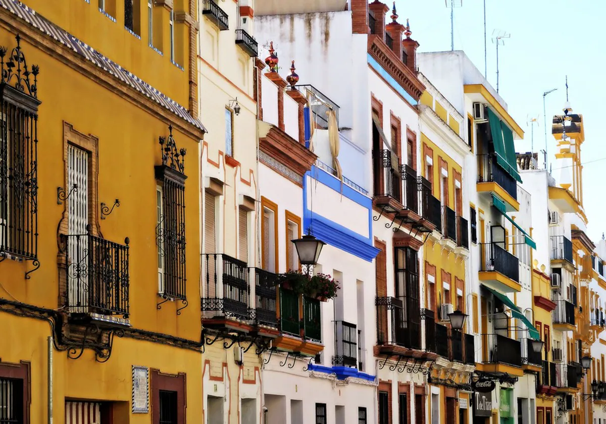Fachadas de los edificios de la calle Pureza, una de las más bonitas de España, según la revista Traveler