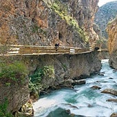 La espectacular ruta de pasarelas sobre las aguas más cristalinas de Granada