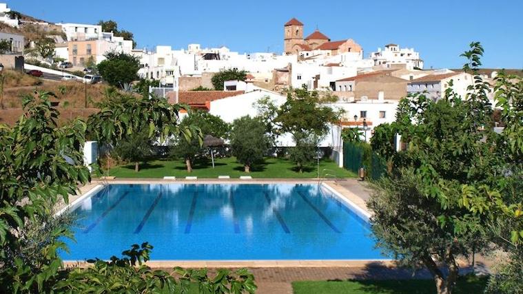 Piscina de Lucainena de las Torres, uno de los pueblos de Almería en la lista de los más bonitos de España