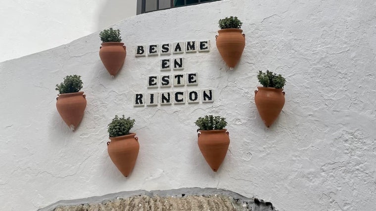 Azulejo en una de las callejuelas de Setenil de las Bodegas (Cádiz)