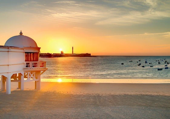 La playa de La Caleta, situada en Cádiz capital, es una de las playas más bellas de todo el litoral andaluz