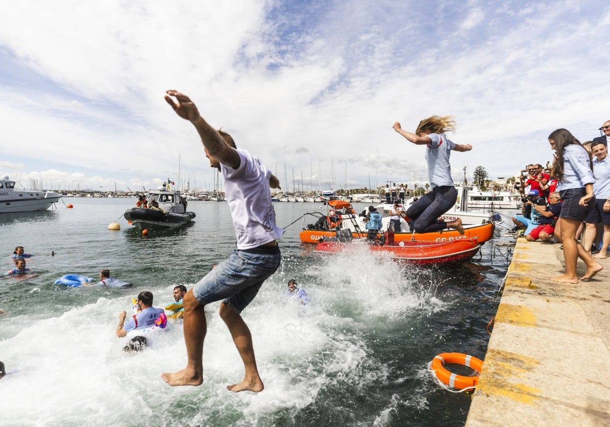 Ambiente de fiesta y verano de los participantes en un rally en Alghero, Cerdeña