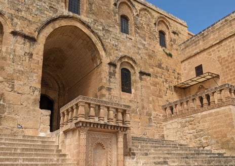 Imagen secundaria 1 - En esta zona hay unos setenta monasterios, algunos en ruinas y otros que están en la lista tentativa del Patrimonio de la Humanidad. En la foto superior, el templo de los adoradores del sol, construido en el 1700 a. C., con el techo sin argamasa, sobre el que se construyó el monasterio del Azafrán (Deyrulzafaran). A la izquierda, la entrada a este monasterio. A la derecha la iglesia de Meryem Ana, en el pueblo de Anitli (Hah en arameo), a 35 km de Midyat